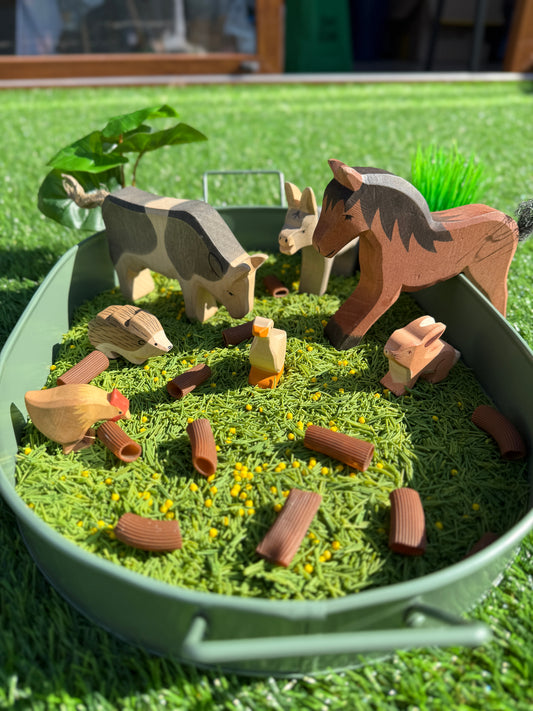 Base sensorial “Pasto y troncos”